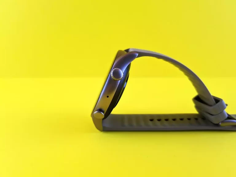 Read more about the article Fitbit Versa 4 vs Garmin Venu Sq : What is the difference? Which One to Buy