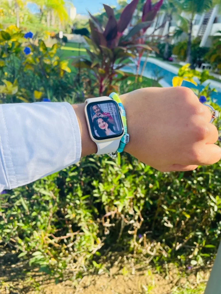 Apple Watch SE (2nd Gen) [GPS 40mm] Smartwatch with Starlight Aluminum Case with Starlight Sport Band S/M. Fitness & Sleep Tracker, Crash Detection, Heart Rate Monitor