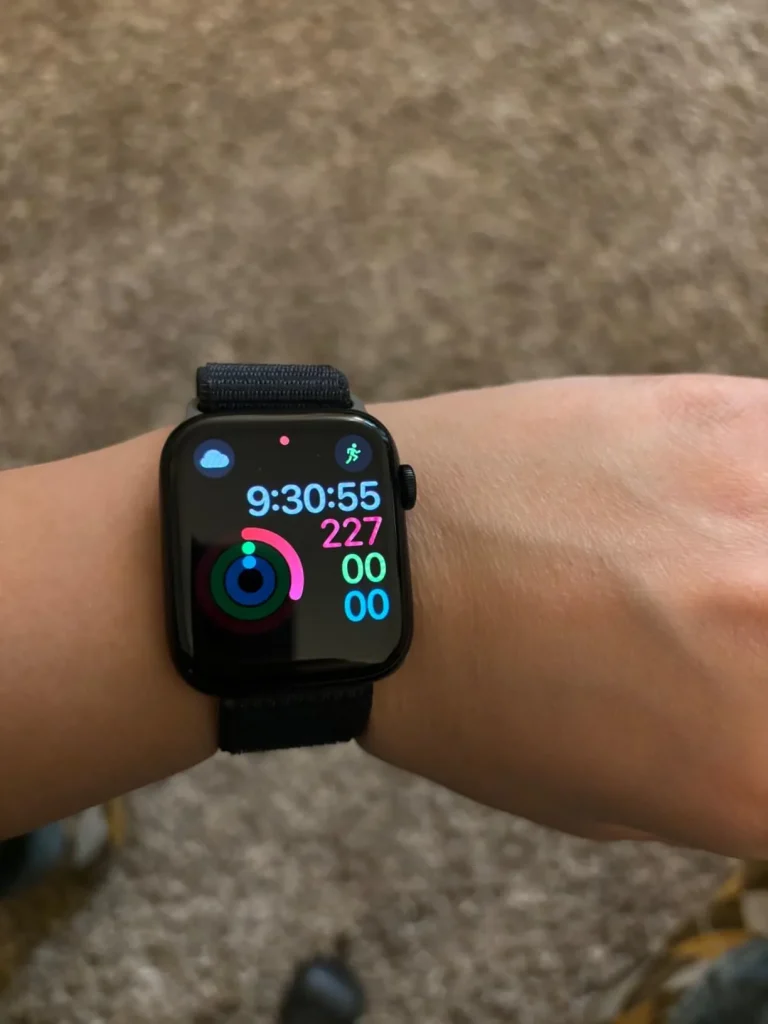 Apple Watch SE (2nd Gen) [GPS 40mm] Smartwatch with Starlight Aluminum Case with Starlight Sport Band S/M. Fitness & Sleep Tracker, Crash Detection, Heart Rate Monitor